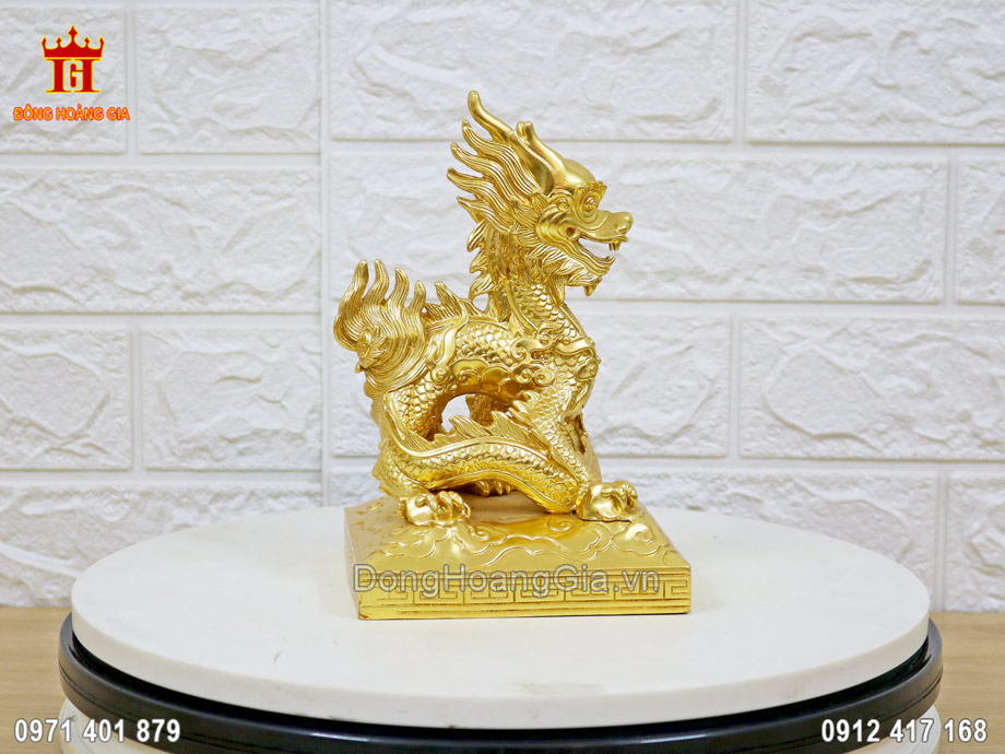 Tượng rồng phong thủy được đúc hoàn toàn thủ công từ nguyên liệu đồng vàng